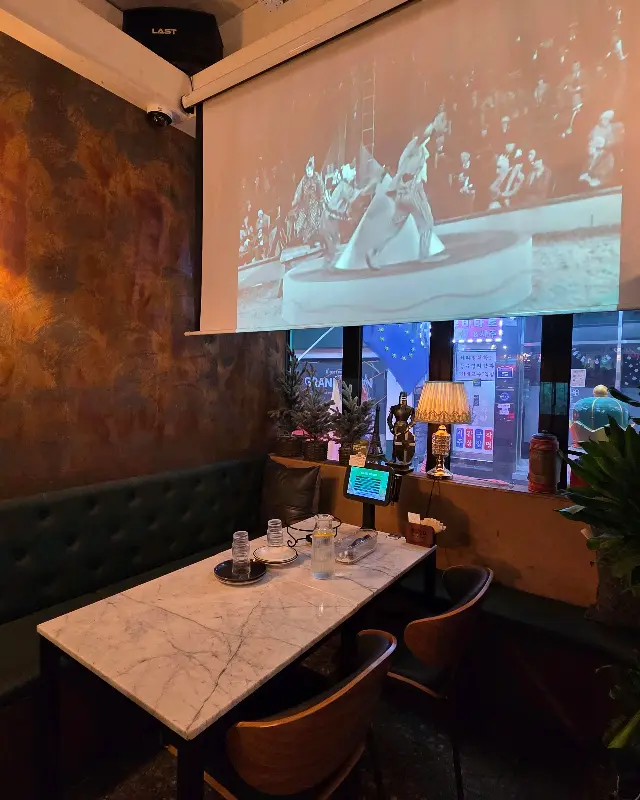 아늑하고 편안한 분위기의 내부