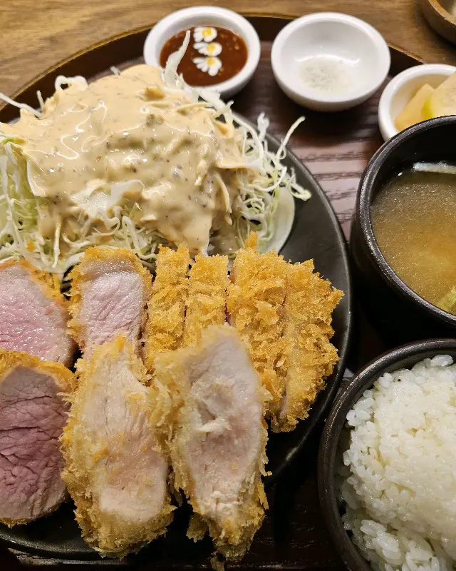 돈까스, 샐러드, 밥, 미소시루가 담긴 쟁반