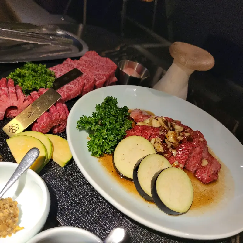 한상 가득 차려진 한우