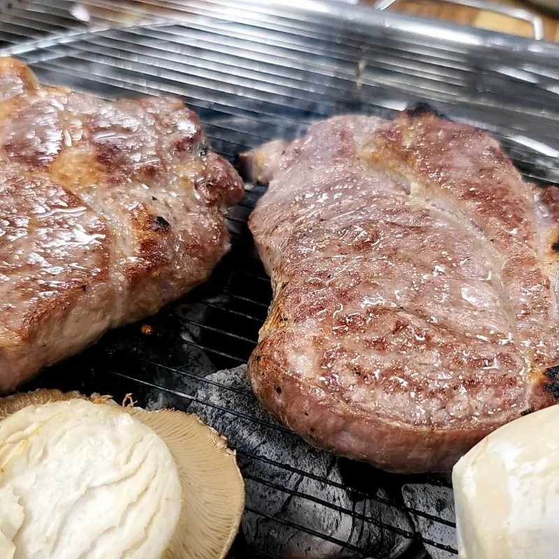 숯불에 구워진 두툼한 목살