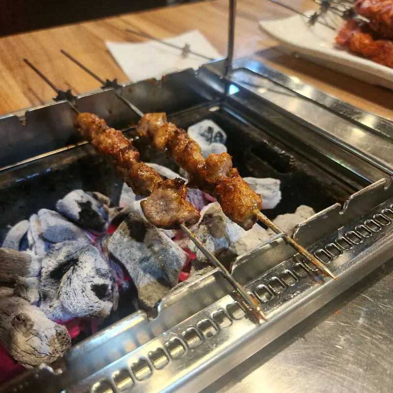 숯불 위에서 맛있게 익어가는 양꼬치