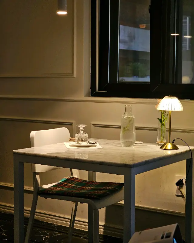 따뜻한 조명이 비추는 테이블