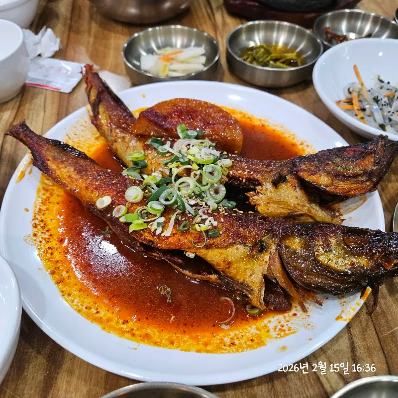 노릇하게 구워진 고등어 구이