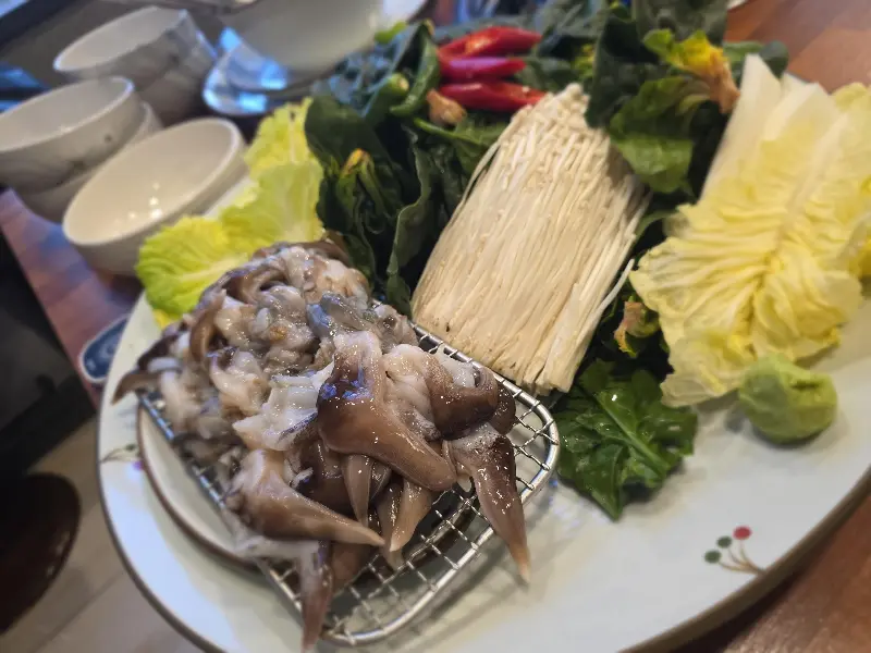 싱싱한 새조개와 채소가 아름다운 색감을 자랑하는 모습