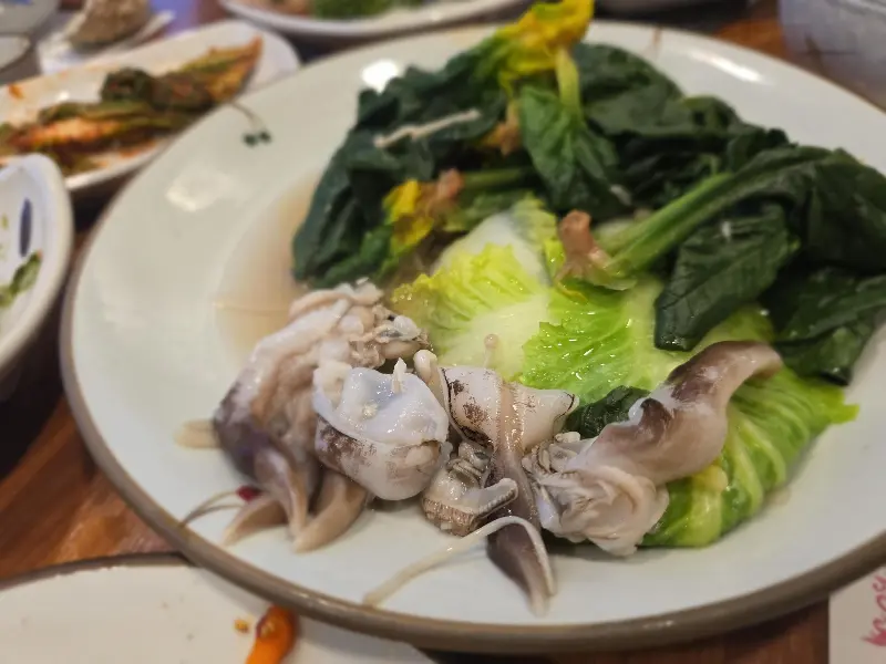 섬초와 함께 곁들여 먹는 새조개