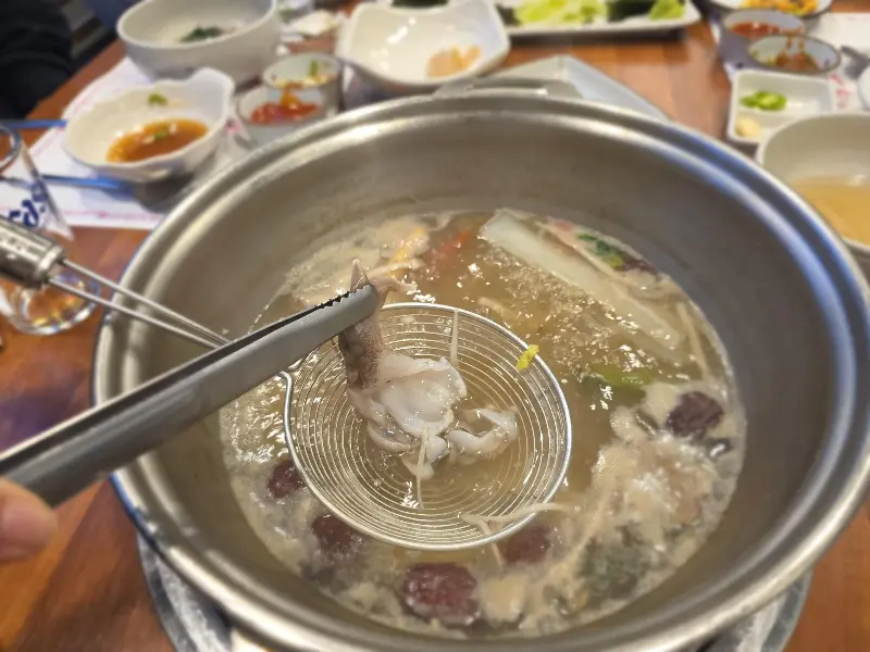 끓고 있는 육수에 새조개를 살짝 데쳐 먹는 모습