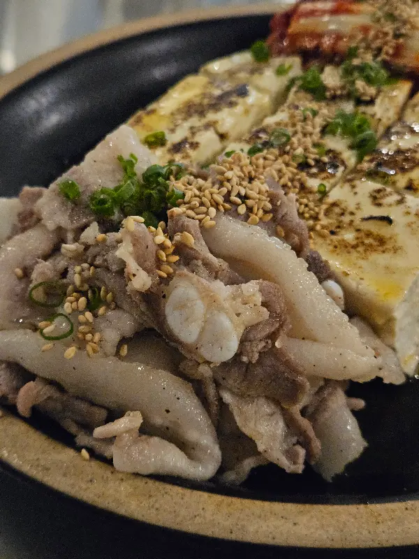 묵은지 대패 두부 삼합 클로즈업 샷