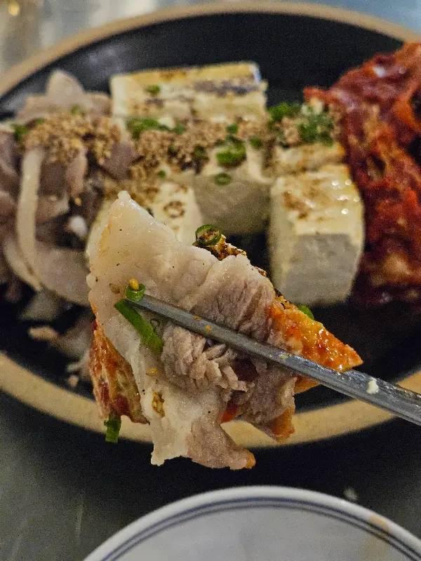 젓가락으로 삼합을 들어올리는 모습