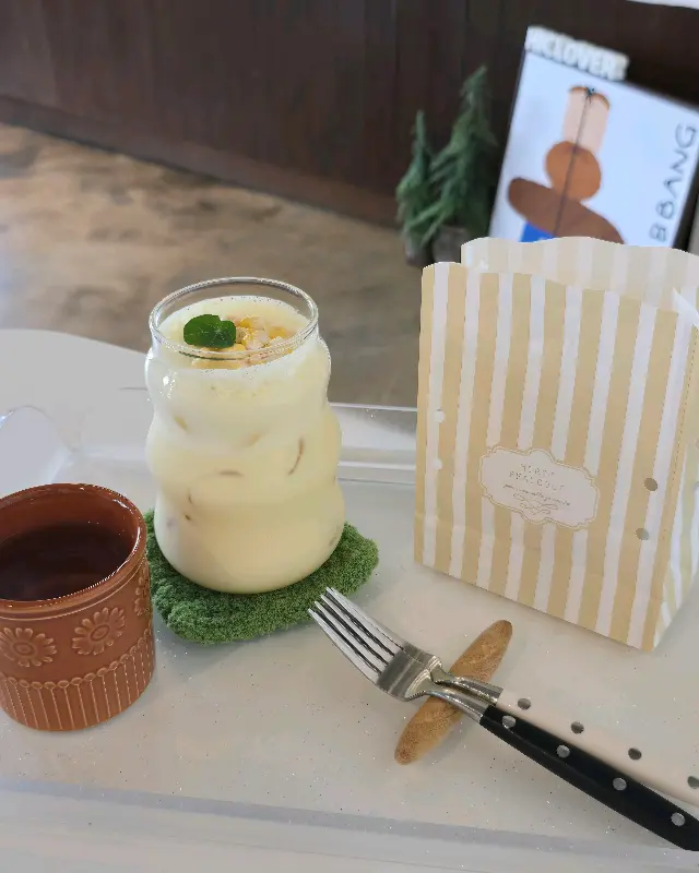 음료와 함께 제공되는 코스터와 포크