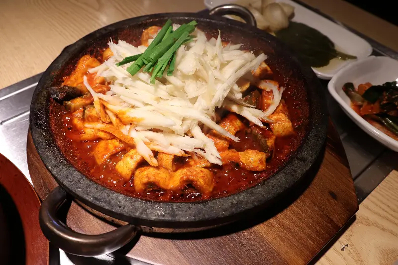 더덕장어구이와 곁들임 채소