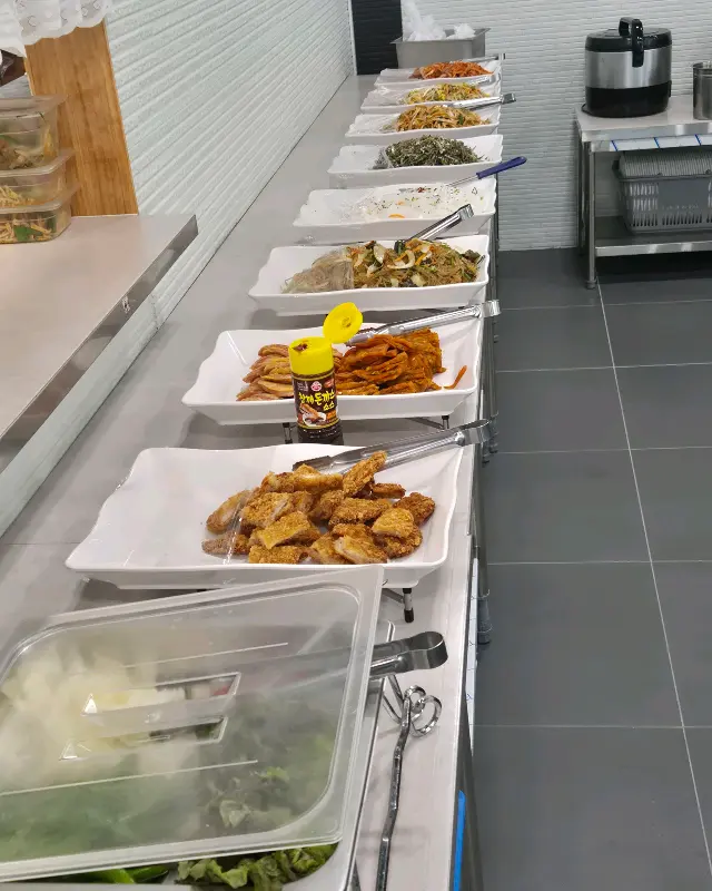 정갈하게 차려진 뷔페 음식들