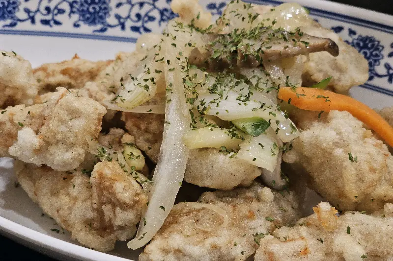 윤기가 흐르는 탕수육의 모습