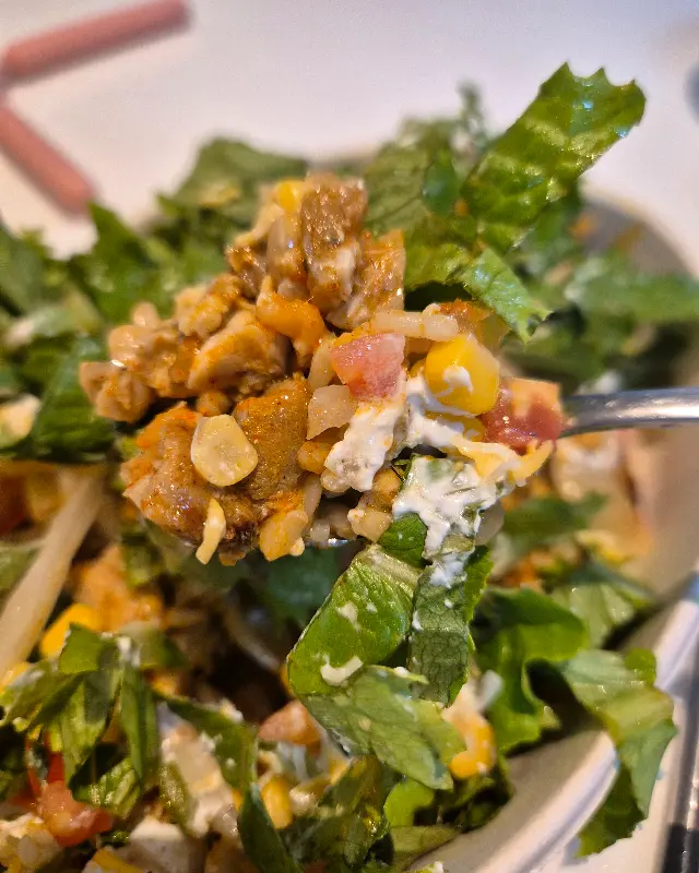 신선한 재료가 듬뿍 들어간 샐러드