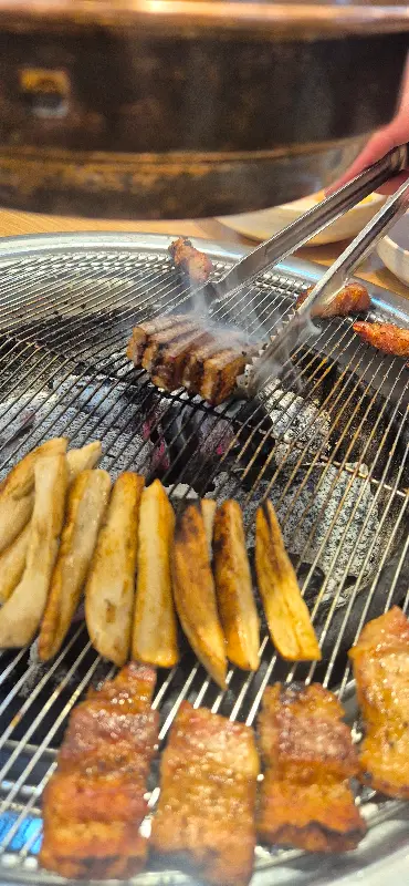 숯불 위에서 구워지는 껍데기와 고기