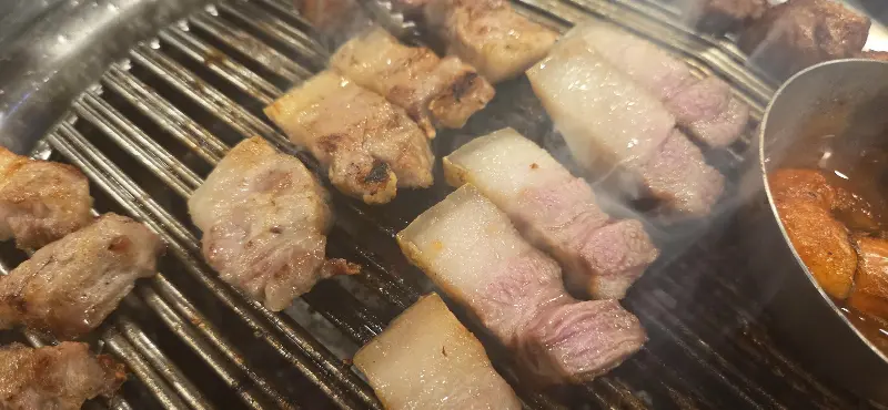 숯불 위에서 익어가는 흑돼지 오겹살