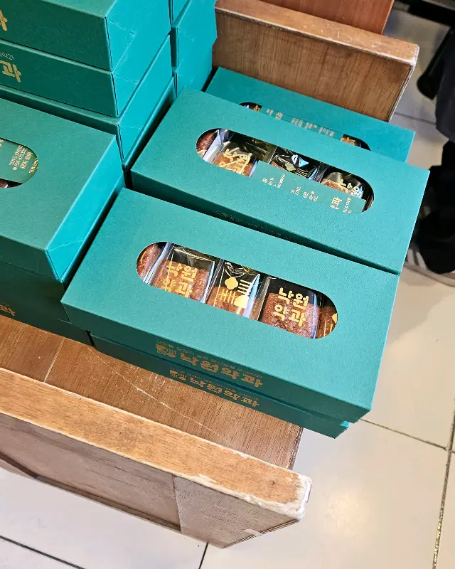 선물용 포장으로 쌓여있는 낙원약과