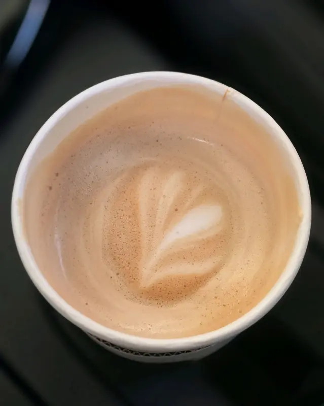 라떼 아트가 돋보이는 카페 라떼