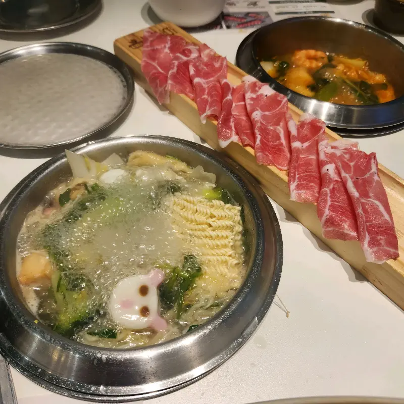 샤브샤브에 넣어 끓인 야채와 고기