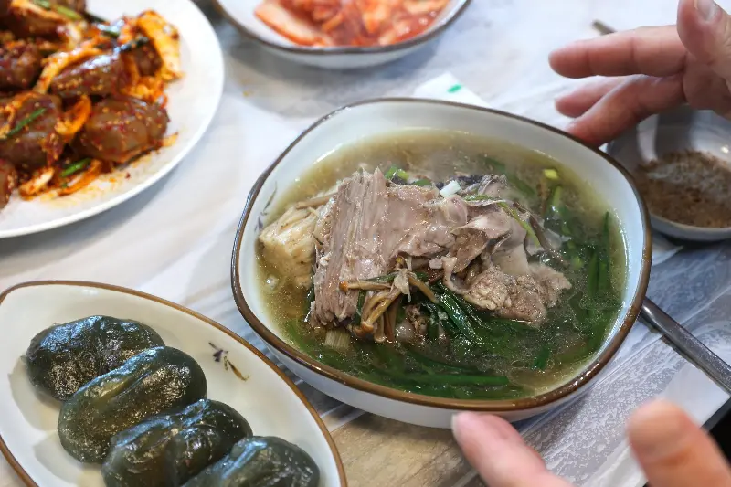 개인 접시에 담긴 능이오리백숙과 찰밥