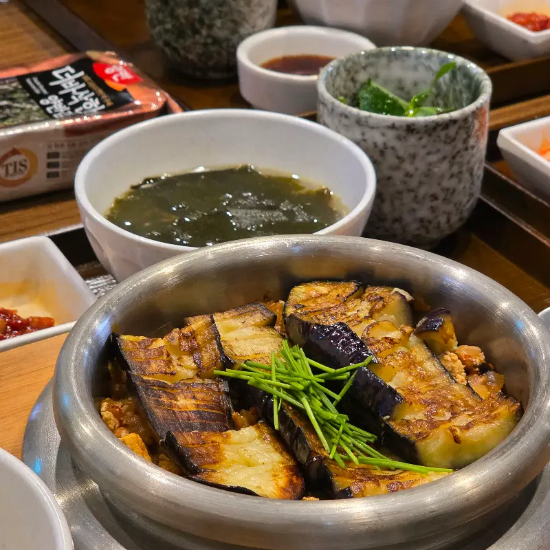 강된장 가지 솥밥의 모습