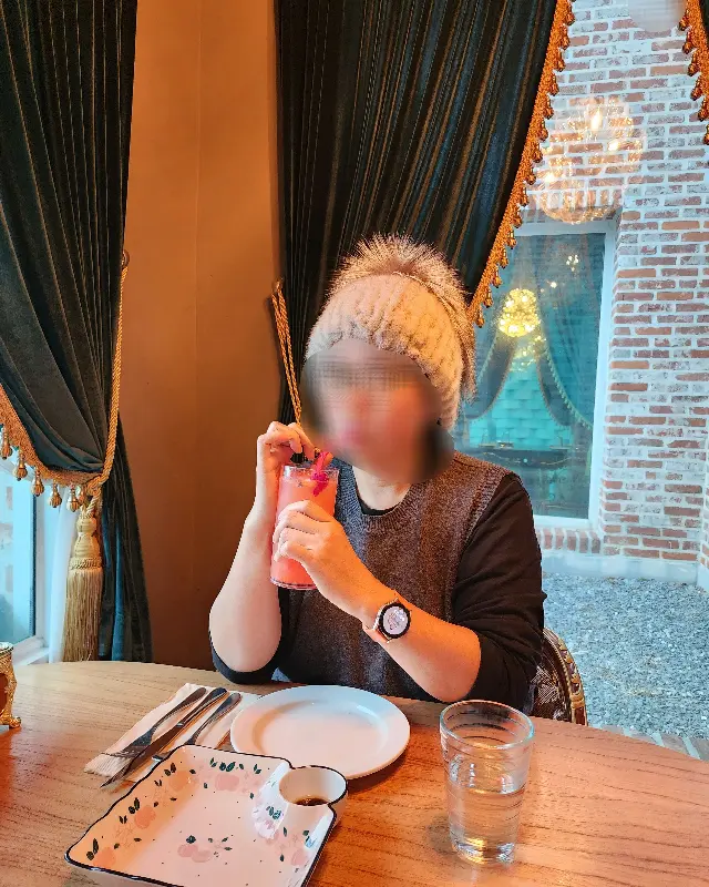 음료를 마시며 여유를 즐기는 손님의 모습