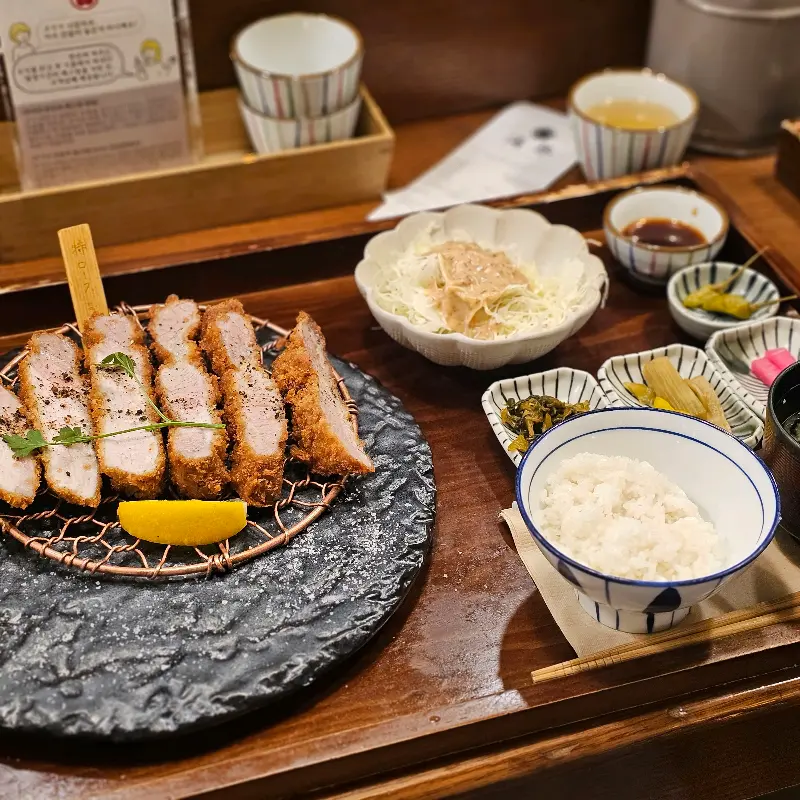 돈까스, 밥, 샐러드, 장국, 깍두기, 고추 장아찌로 구성된 한 상