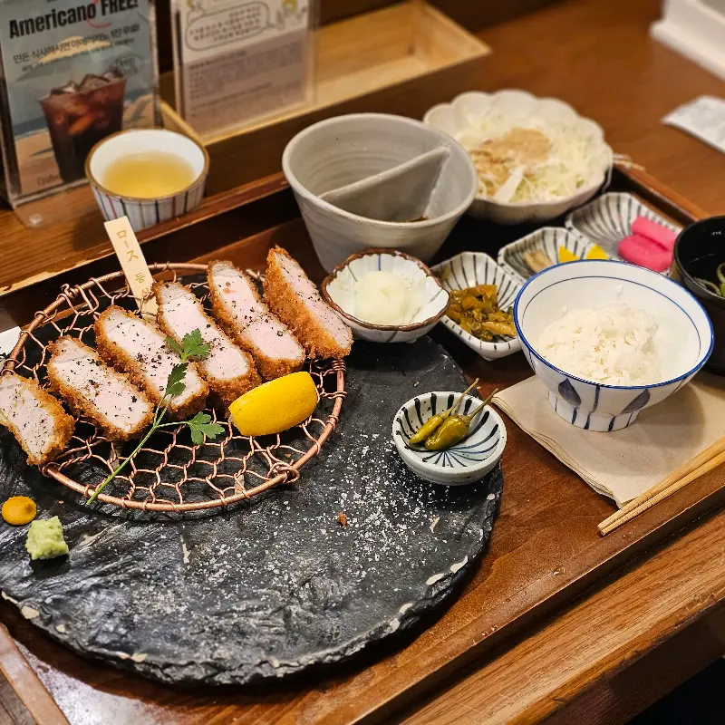 나무 트레이에 정갈하게 담겨 나온 돈까스 정식