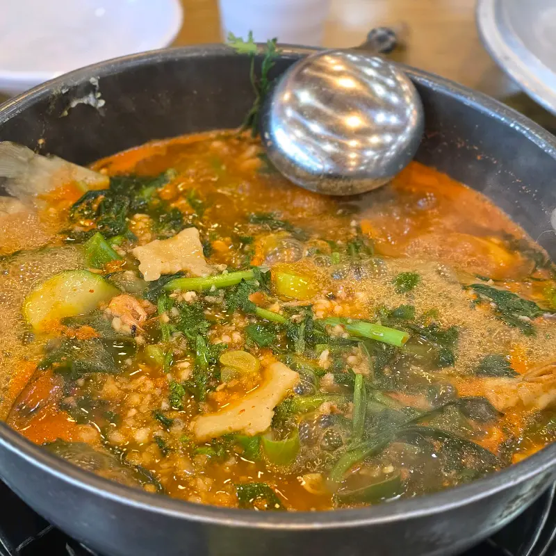 보글보글 끓고 있는 메기 매운탕