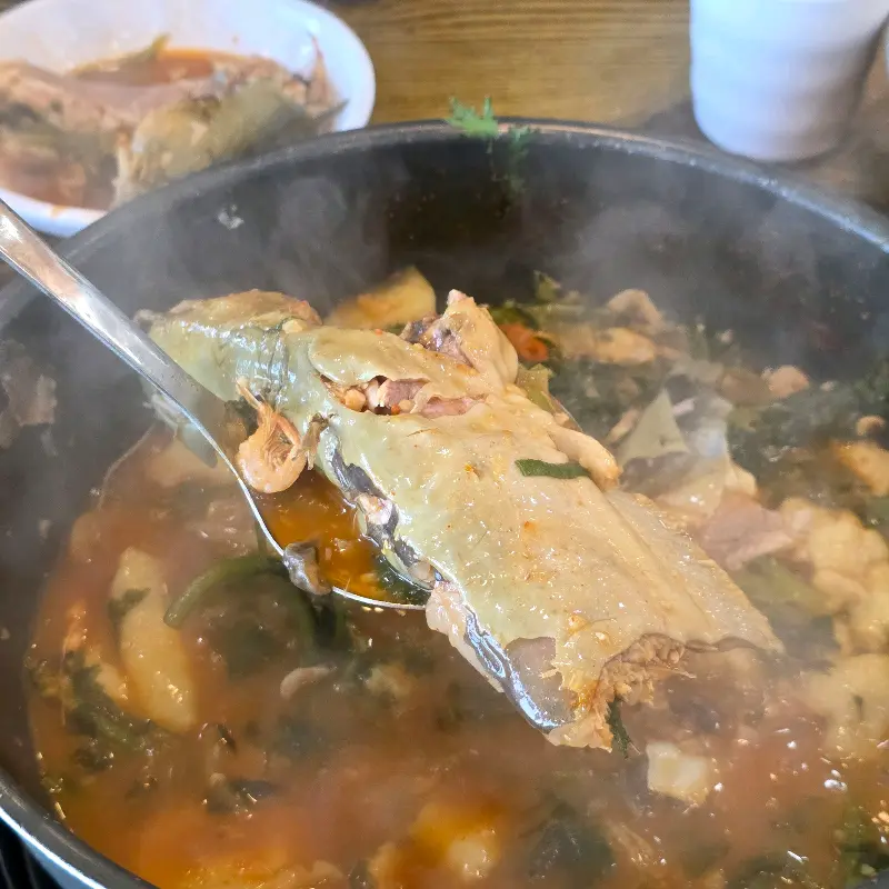 국자로 메기 살을 뜨는 모습