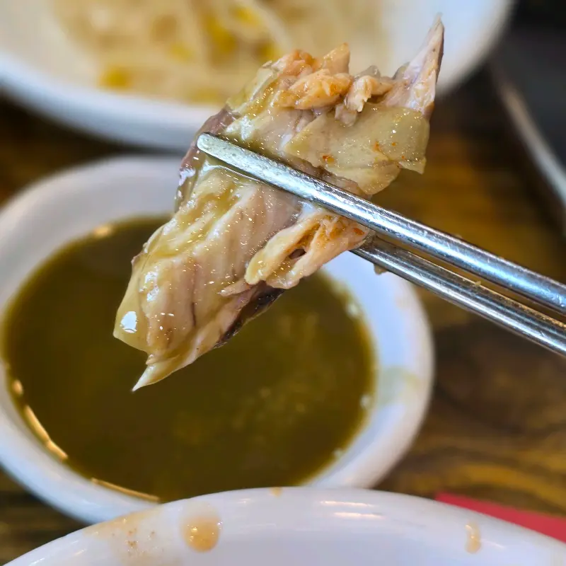 와사비 간장에 찍은 메기 살