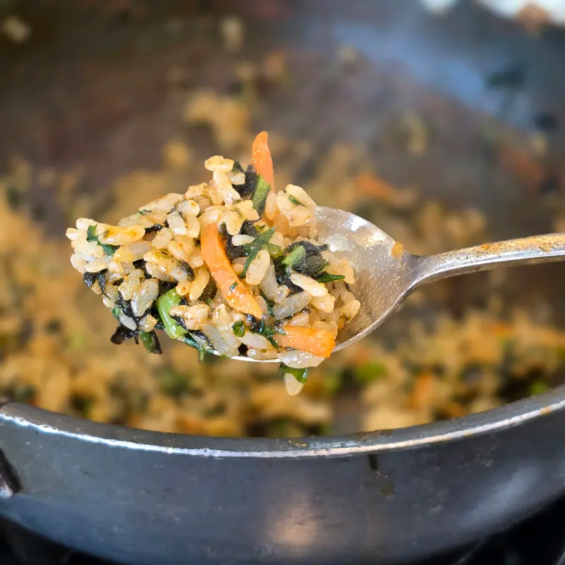 볶음밥을 숟가락으로 뜨는 모습