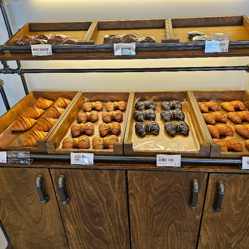 다양한 빵이 진열된 쇼케이스