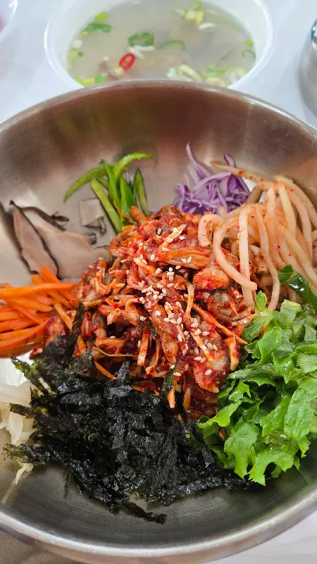 푸짐한 바지락회비빔밥