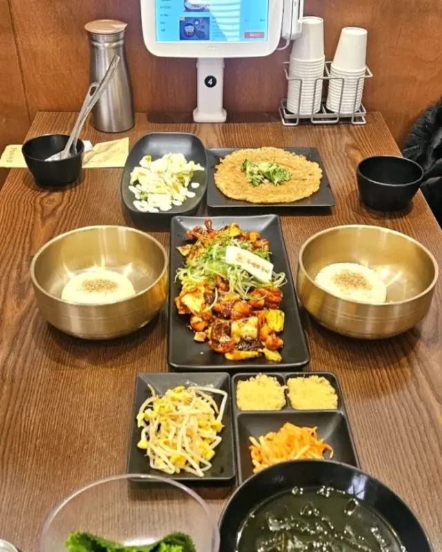 우성쭈꾸미 정식의 다양한 곁들임 메뉴