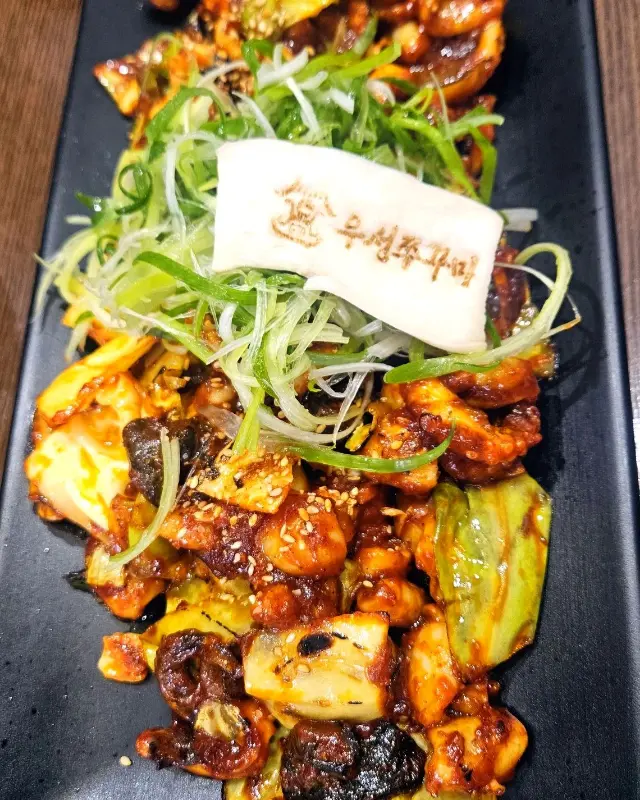 직화로 구워 불향이 가득한 우성쭈꾸미