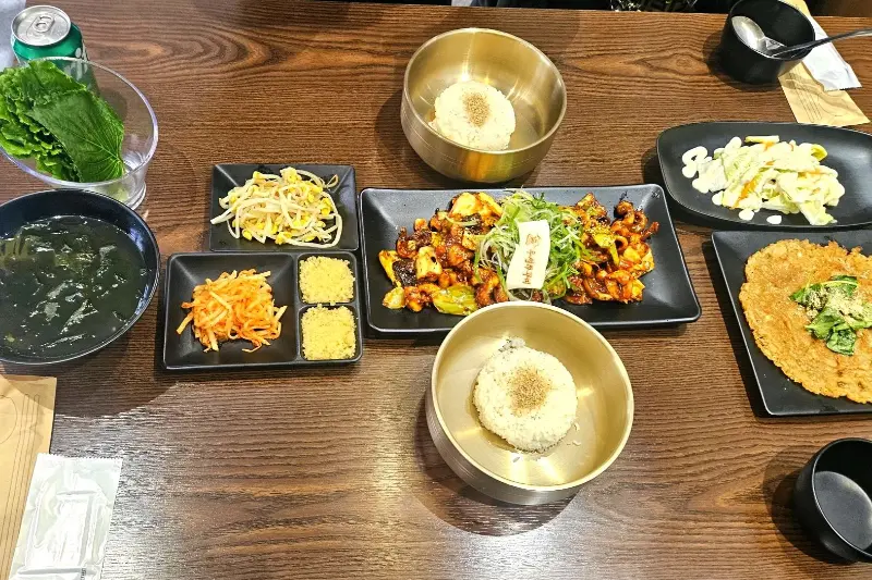 우성쭈꾸미 정식의 푸짐한 한 상 차림