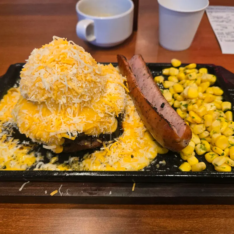 스테이크와 컵라면 이미지