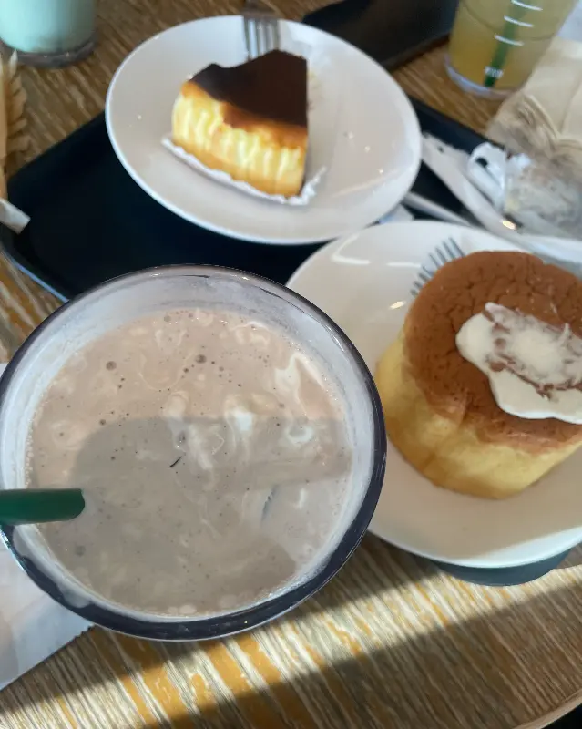 스타벅스에서 즐기는 음료와 디저트