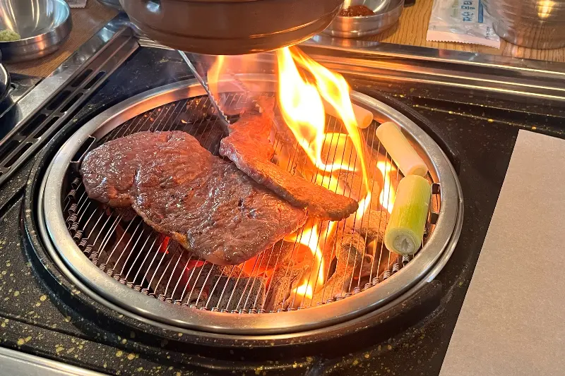 숯불 위에서 맛있게 구워지는 고기