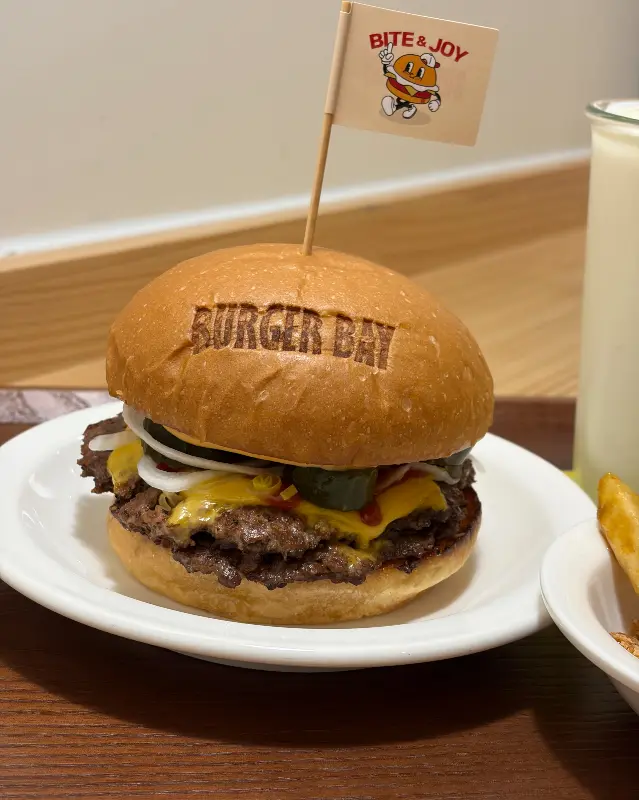 BITE & JOY 깃발이 꽂힌 수제버거