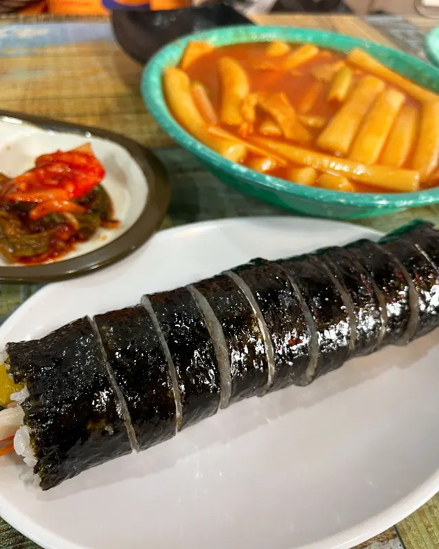 윤기가 흐르는 김밥과 떡볶이
