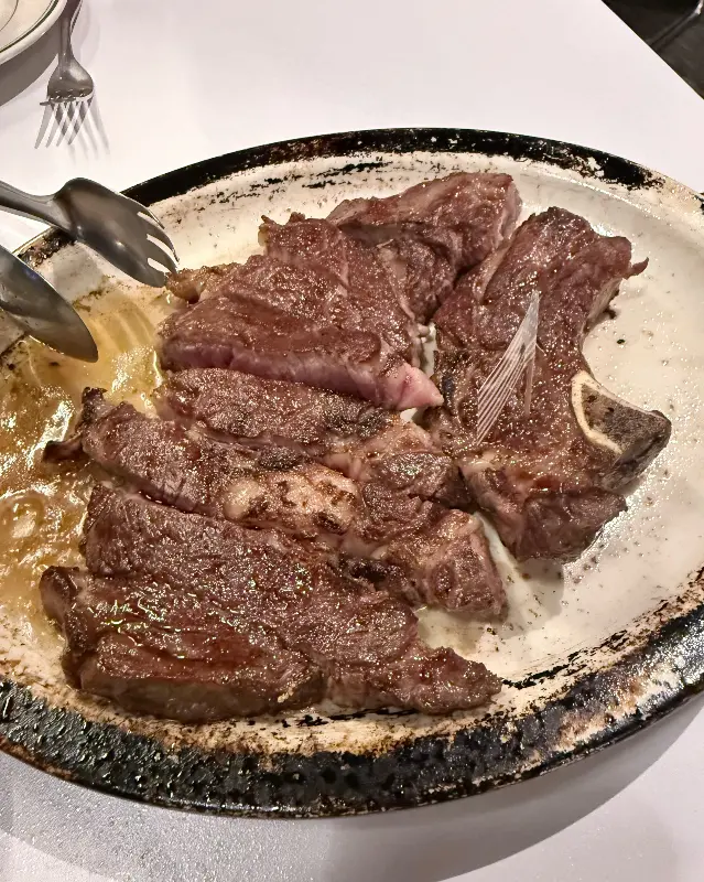 먹음직스러운 스테이크