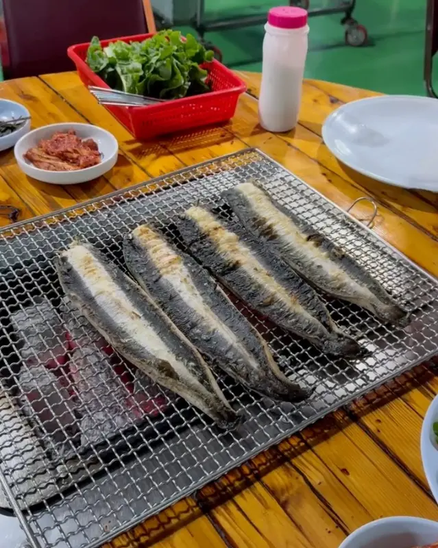 숯불 위에서 노릇하게 구워지고 있는 장어