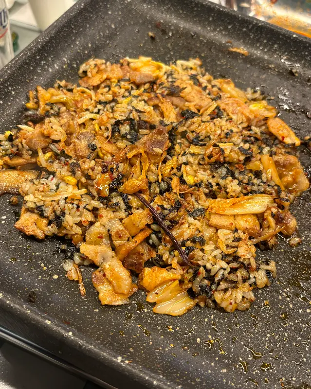 고기 기름에 볶아진 김치볶음밥