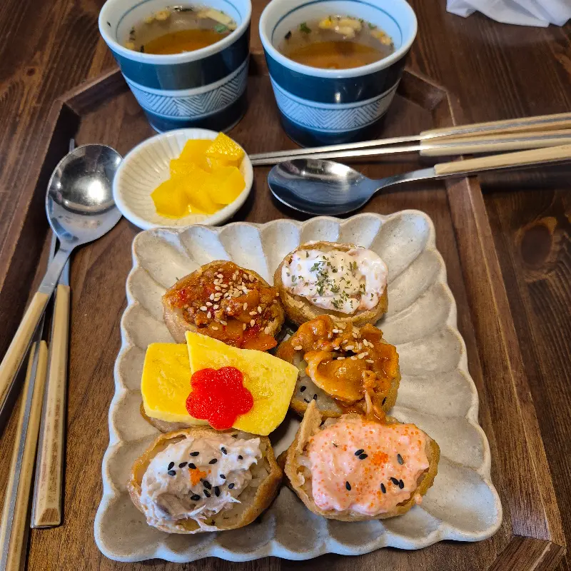 정갈하게 담긴 유부초밥 세트