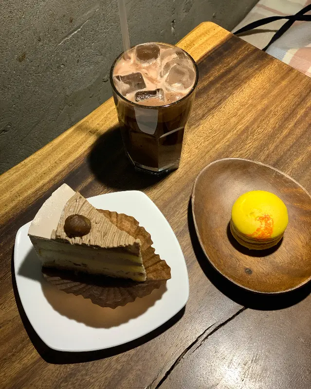 쑥 파운드케이크와 음료