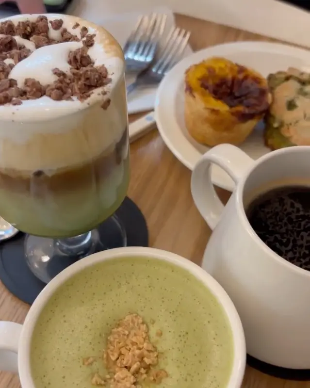 말차 스콘, 에그 타르트, 오트 말차 라떼, 아메리카노