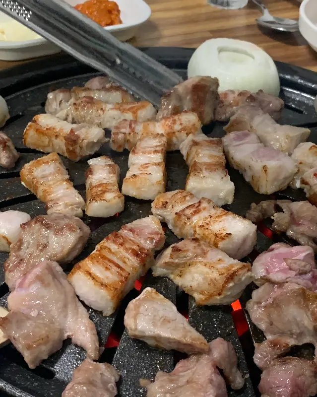 잘 구워진 삼겹살 근접샷