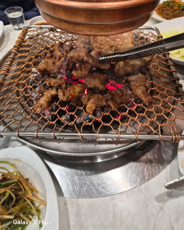 돼지갈비 굽는 모습