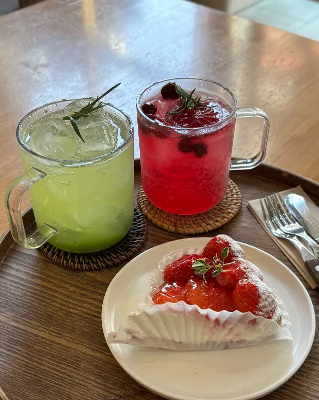 상큼한 에이드와 딸기 타르트